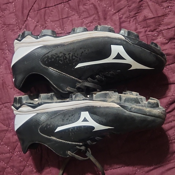 Womens size 10 baseball Cleats - Picture 4 of 4